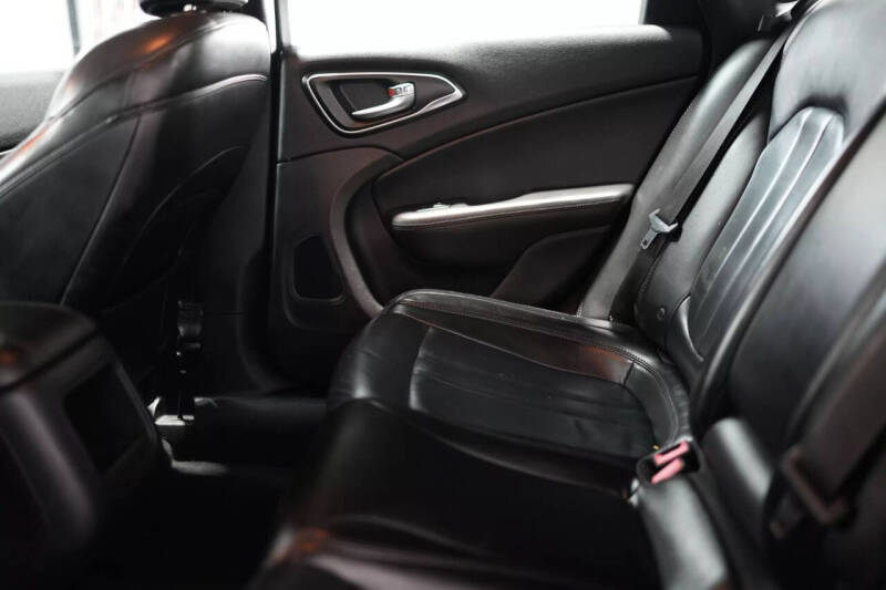 2017 Chrysler 200 Limited Platinum