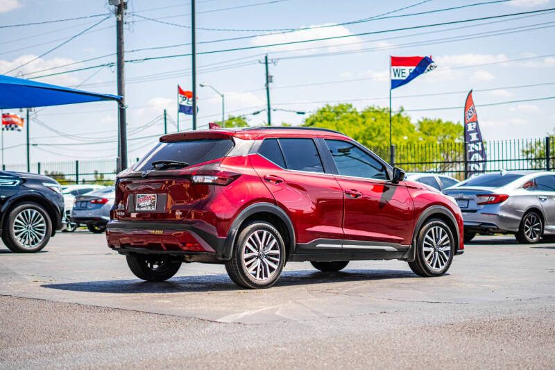 2023 Nissan Kicks SR