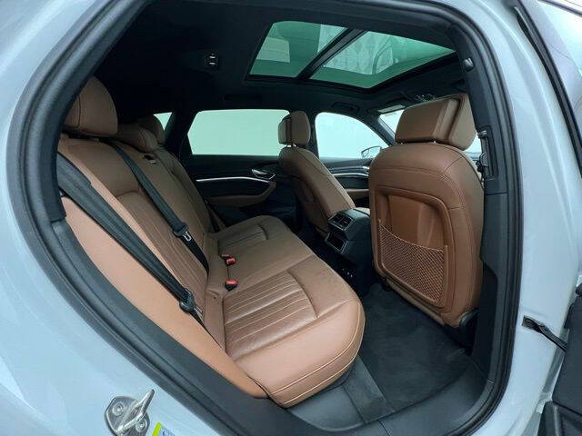 2021 Audi e-tron quattro Premium Plus