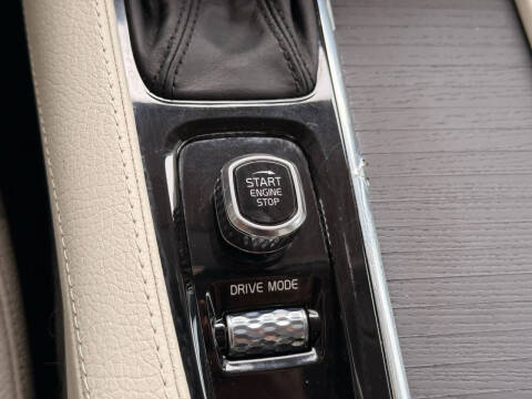 2020 Volvo XC90 T6 Momentum 6-Passenger