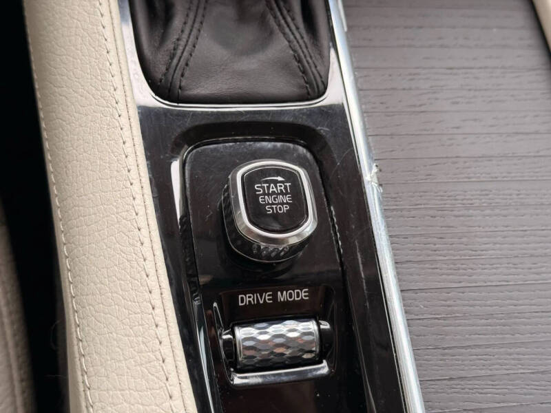 2020 Volvo XC90 T6 Momentum 6-Passenger