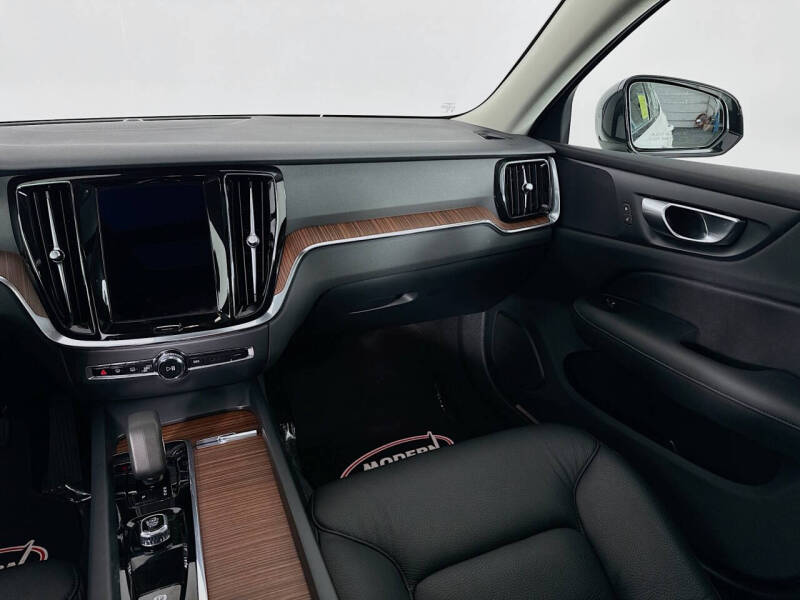 2024 Volvo S60 B5 Plus Dark Theme