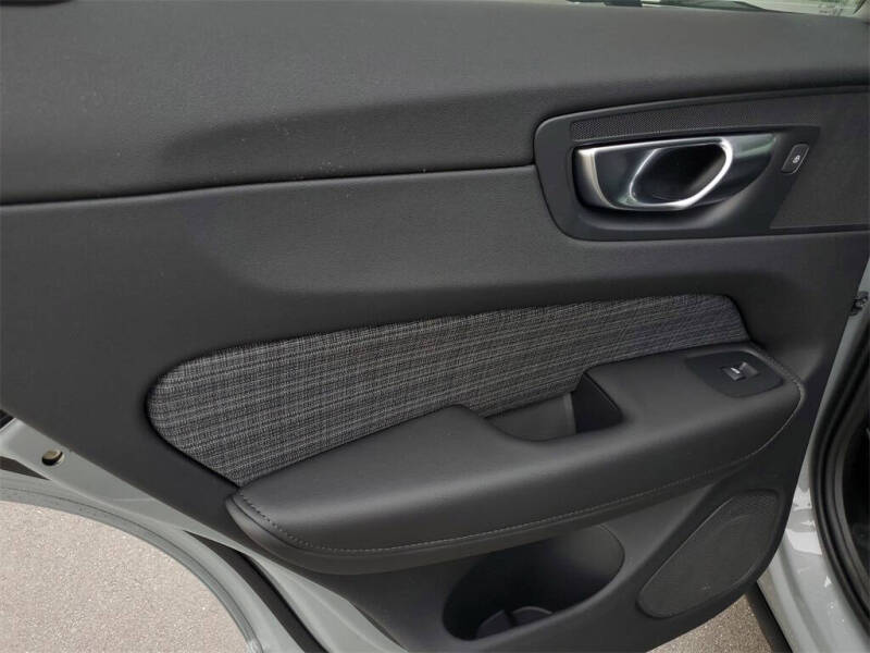 2025 Volvo XC60 T8 Core Dark Theme