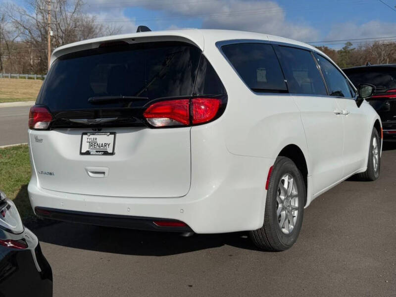 2026 Chrysler Voyager LX