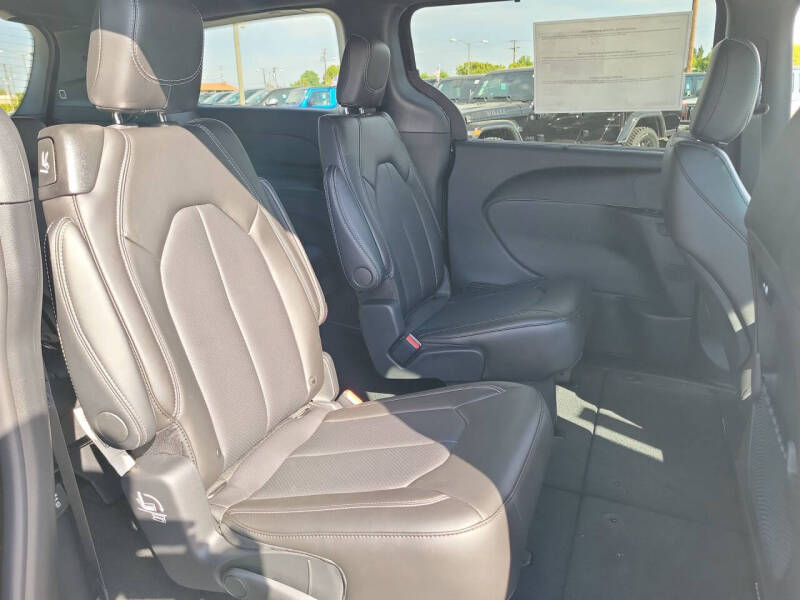 2027 Chrysler Pacifica Select