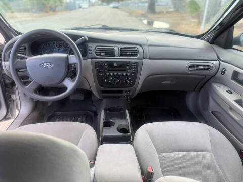 2005 Ford Taurus SE