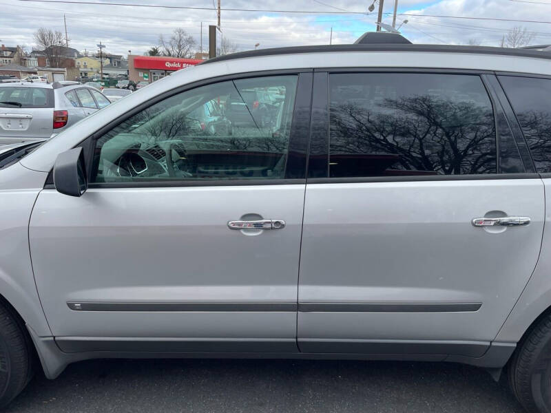 2009 Chevrolet Traverse LS photo 3