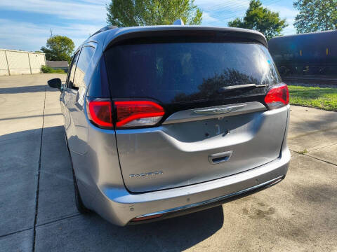2017 Chrysler Pacifica Touring-L