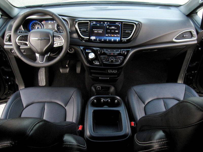 2025 Chrysler Pacifica Select