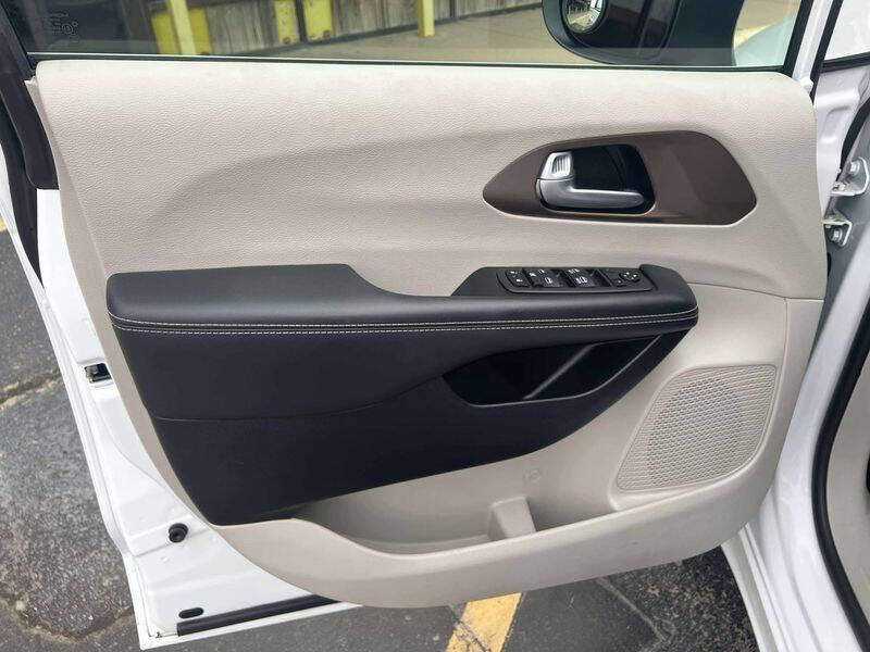 2024 Chrysler Voyager LX