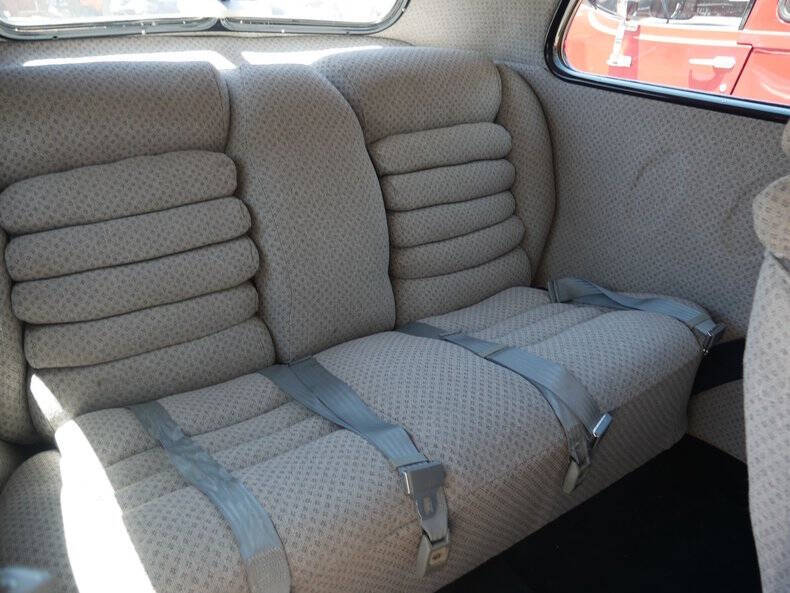 1937 Ford Deluxe