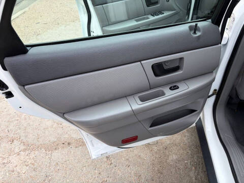 2005 Ford Taurus SE