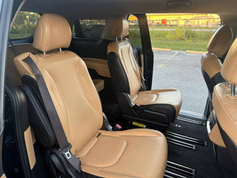 2024 Kia Carnival LX