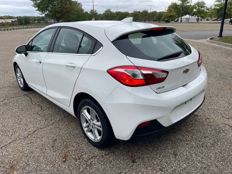 2017 Chevrolet Cruze LT photo 4