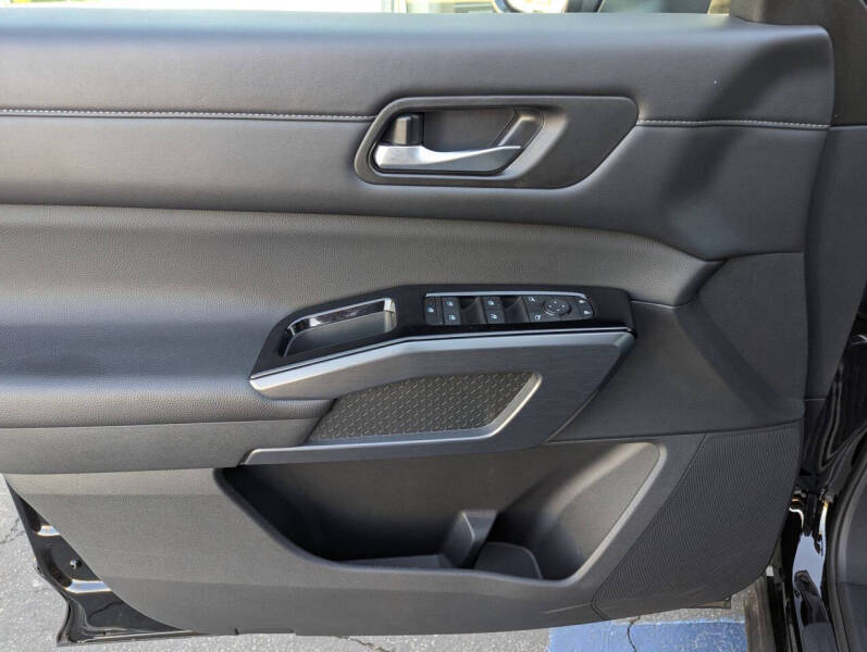 2024 Nissan Pathfinder SL