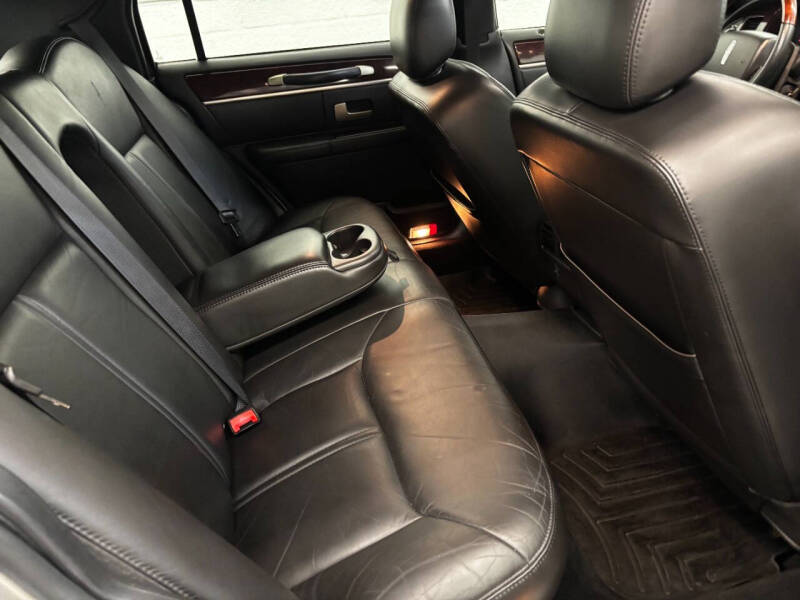 2006 Lincoln Town Car Signature Limited