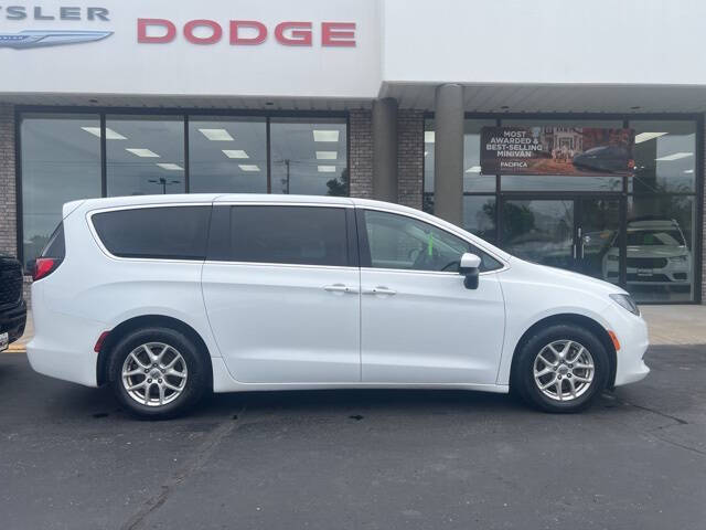 2023 Chrysler Voyager LX