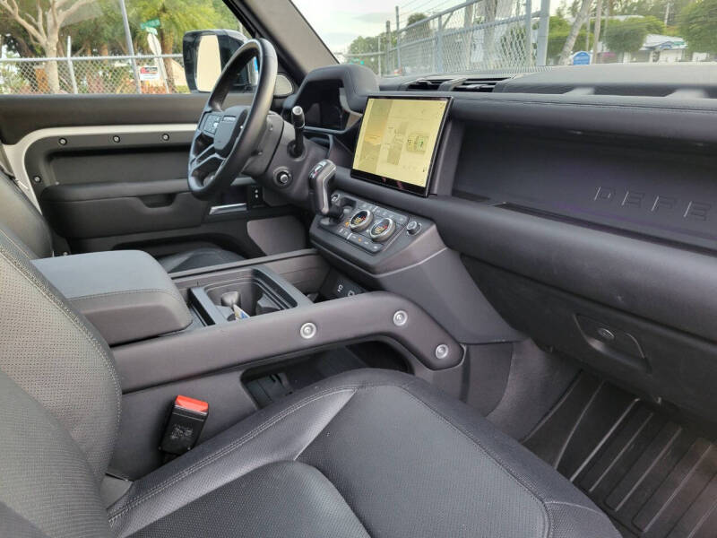 2024 Land Rover Defender 130 P400 X-Dynamic SE