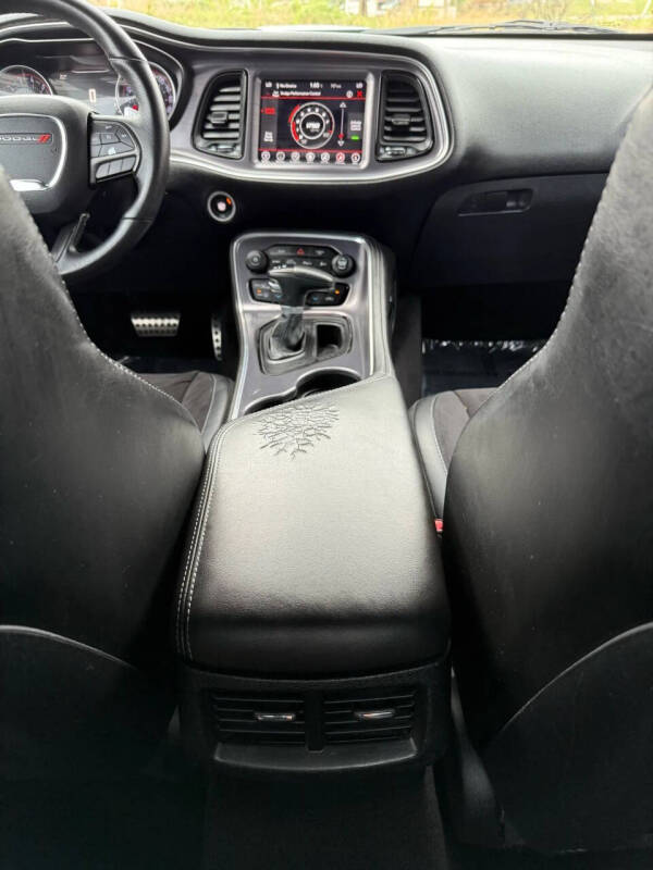 2017 Dodge Challenger 392 HEMI Scat Pack Shaker