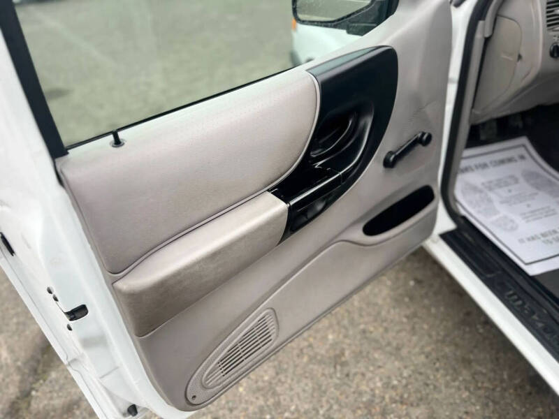 2000 Mazda B-Series B3000 SE