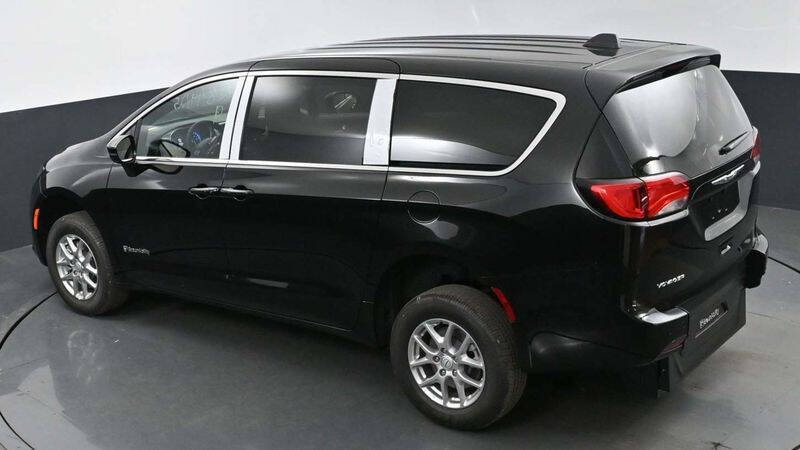 2025 Chrysler Voyager LX