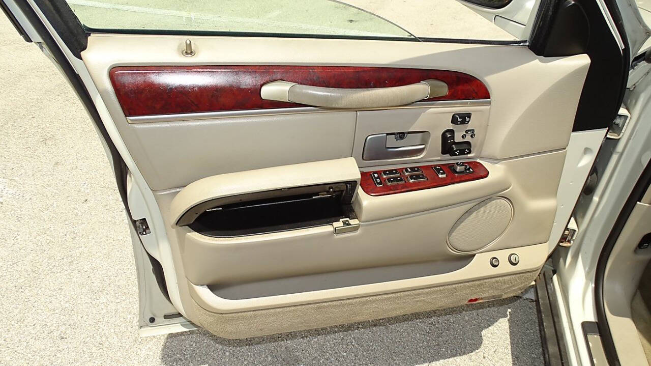 2004 Lincoln Town Car 23