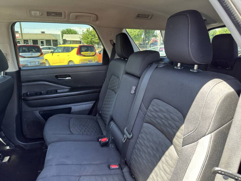 2022 Nissan Pathfinder SV