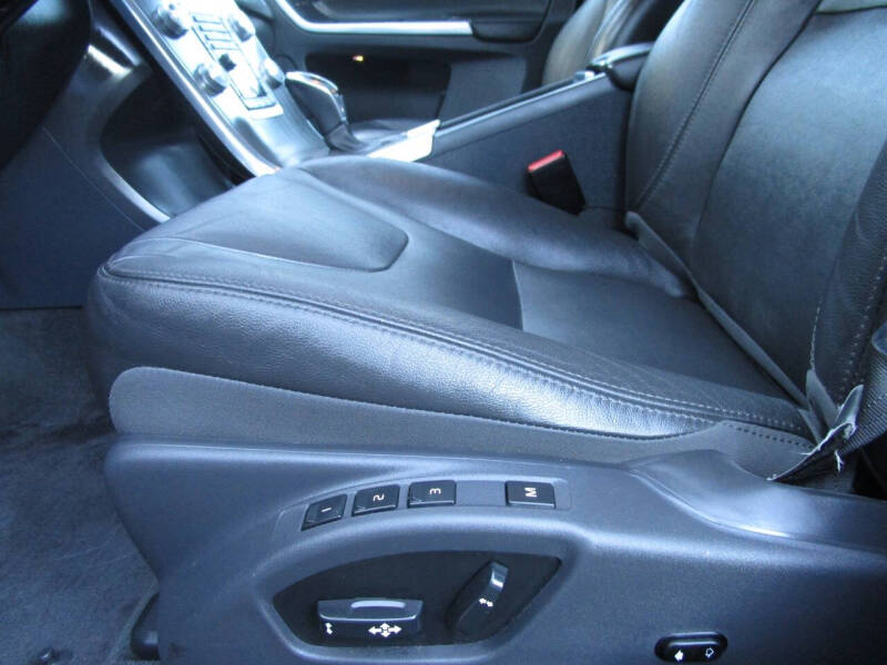 2016 Volvo XC60 T5 Drive-E Platinum