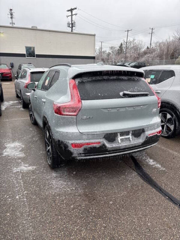 2025 Volvo XC40 B5 Plus Dark Theme