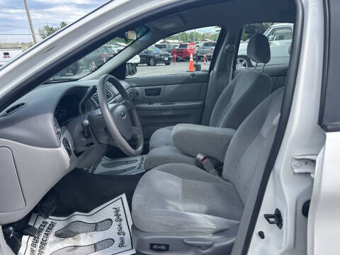 2004 Ford Taurus SE
