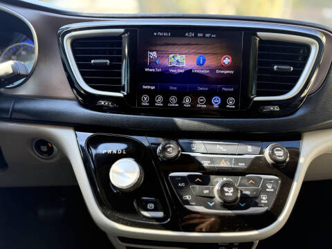 2017 Chrysler Pacifica Touring-L