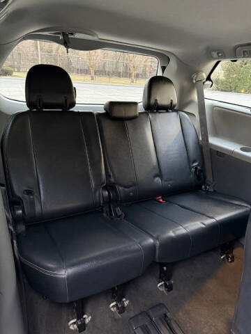2014 Toyota Sienna SE 8-Passenger