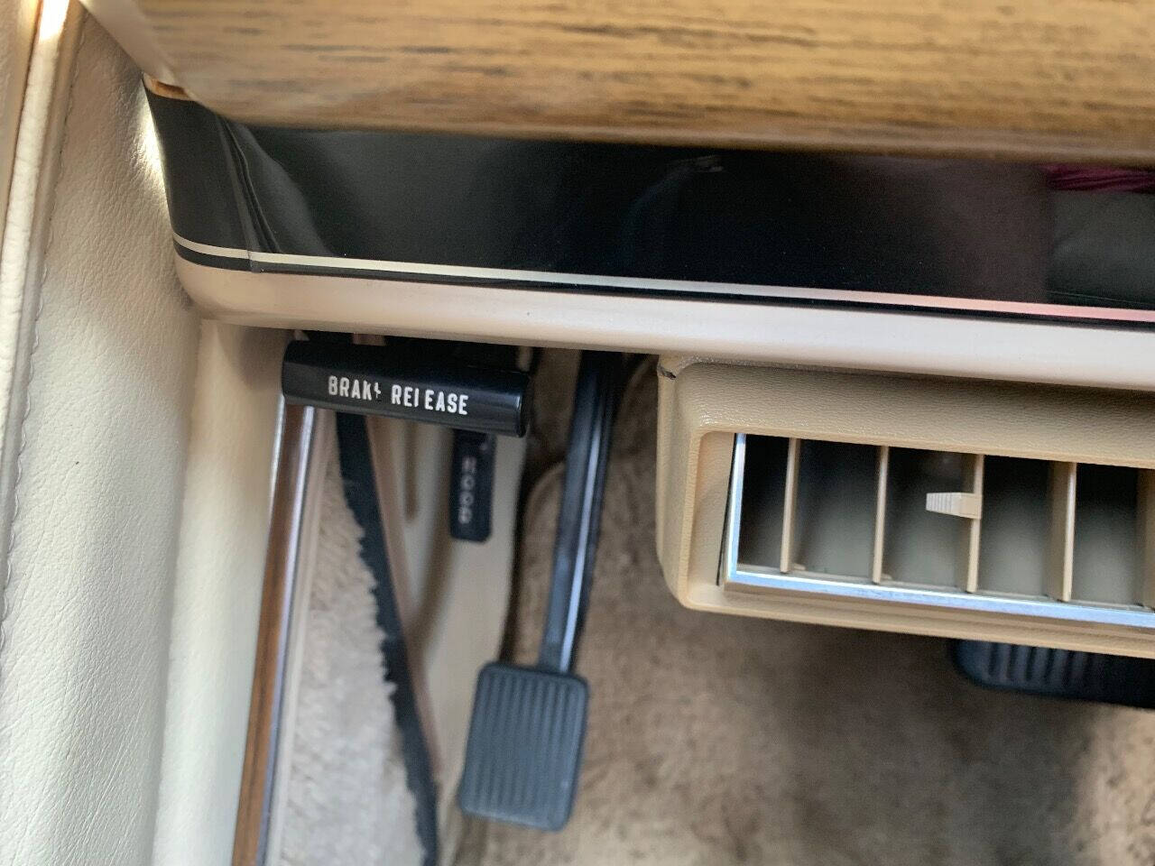 1989 Jeep Grand Wagoneer 24