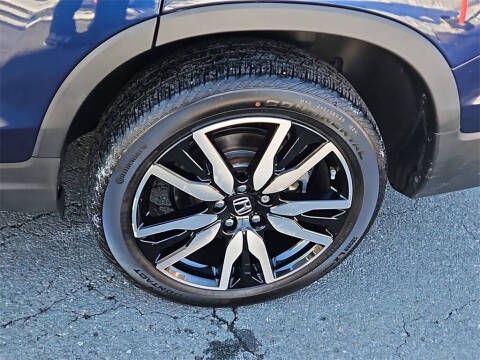 2022 Honda Pilot Touring w/Rear Captain's Chairs