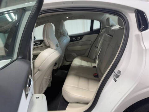 2022 Volvo S60 Recharge T8 R-Design Expression