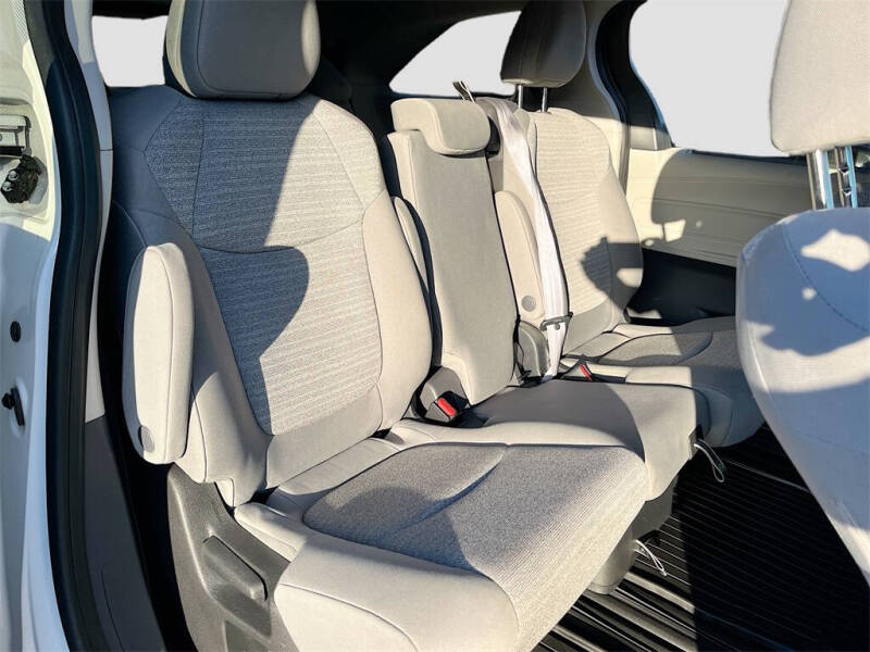 2022 Toyota Sienna LE 8-Passenger