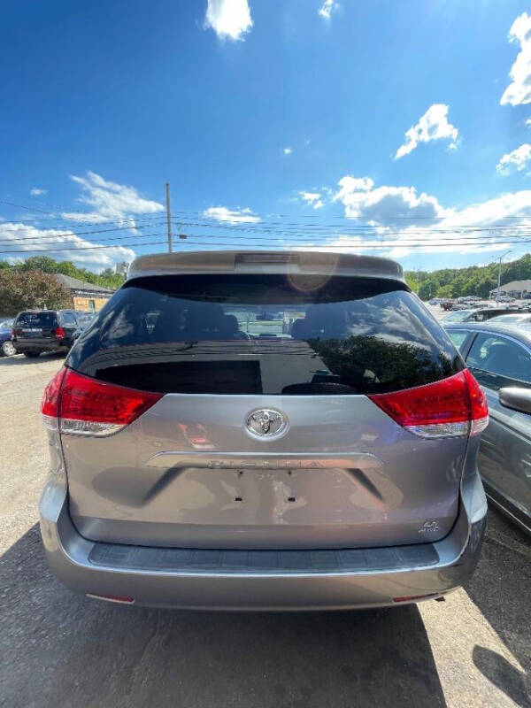 2012 Toyota Sienna LE 7-Passenger