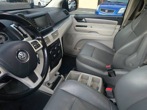 2011 Volkswagen Routan SE
