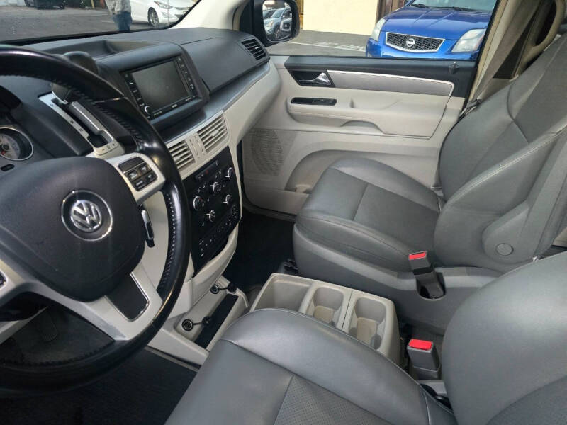 2011 Volkswagen Routan SE