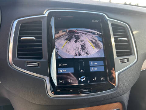 2022 Volvo XC90 T6 Momentum 7-Passenger