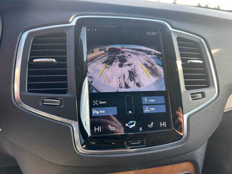 2022 Volvo XC90 T6 Momentum 7-Passenger