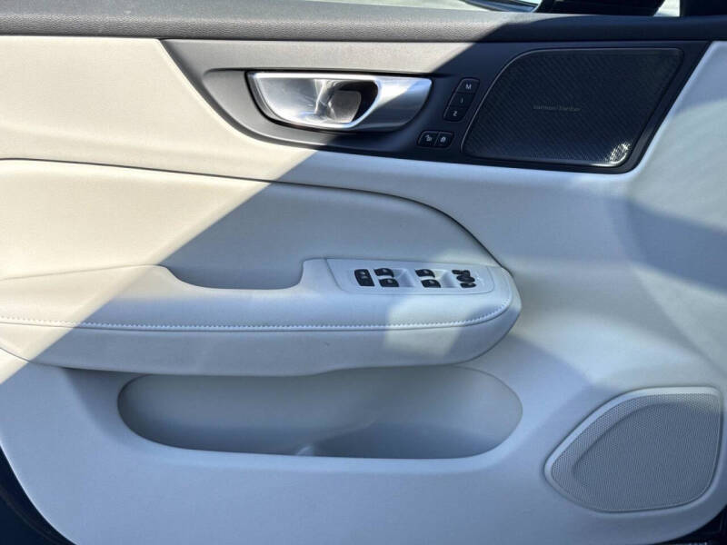 2024 Volvo S60 B5 Ultimate Dark Theme