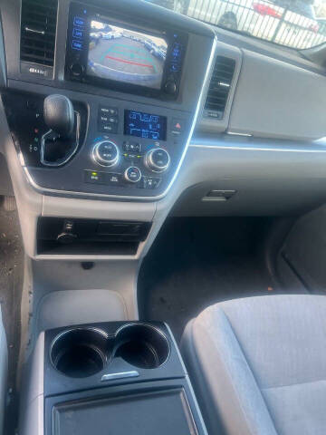 2015 Toyota Sienna LE 8-Passenger