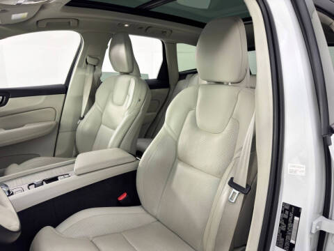 2023 Volvo XC60 B5 Ultimate Dark Theme