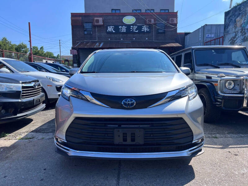 2023 Toyota Sienna XLE's photo