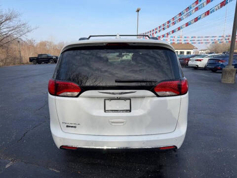 2017 Chrysler Pacifica Touring-L