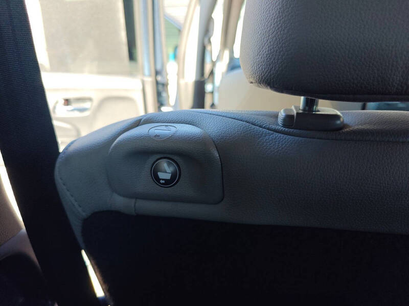 2020 Honda Pilot Touring w/Rear Captain's Chairs