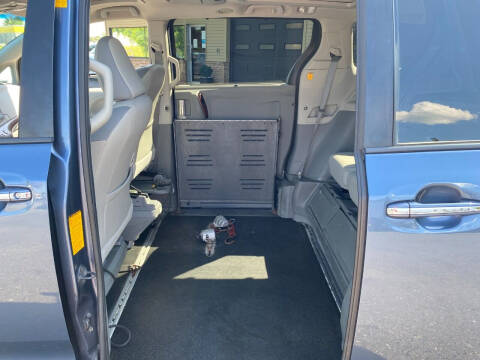 2013 Toyota Sienna XLE Mobility 7-Passenger