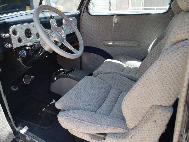 1937 Ford Deluxe