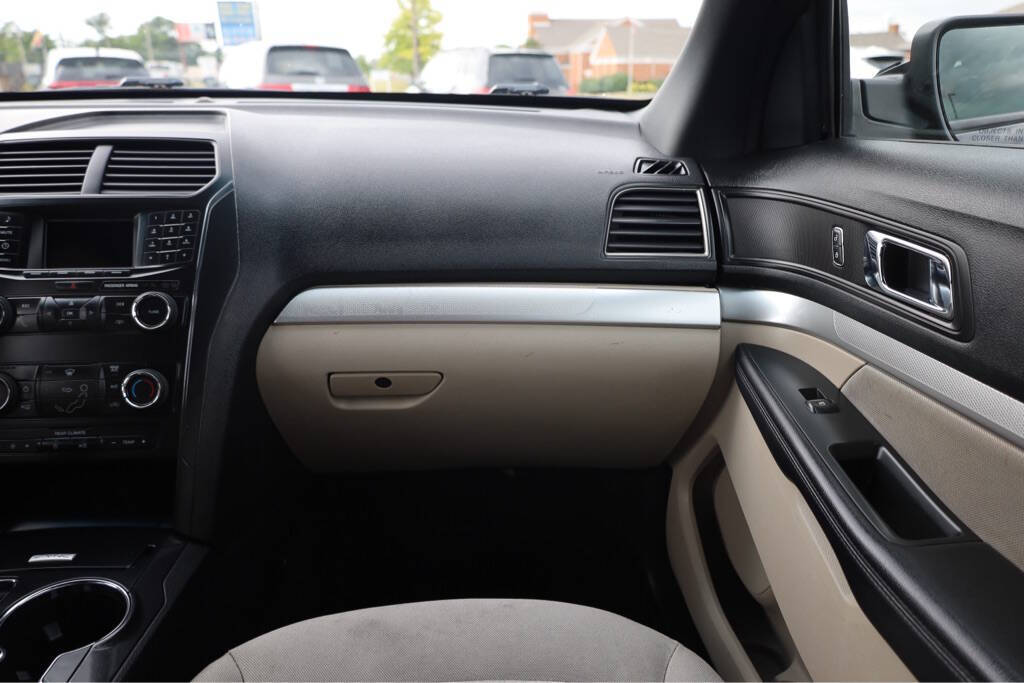 Black 2019 Ford Explorer Base AWD Base 4dr SUV 18